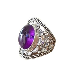 Vintage Style Silver Floral Ring with Flower Detail